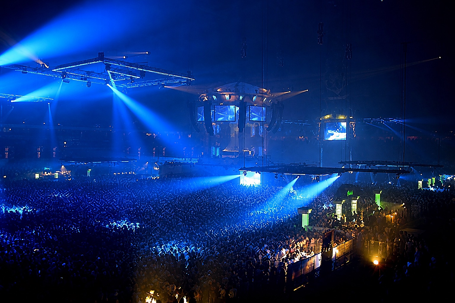 Große DJ-Veranstaltung mit Lichtshow und Publikum