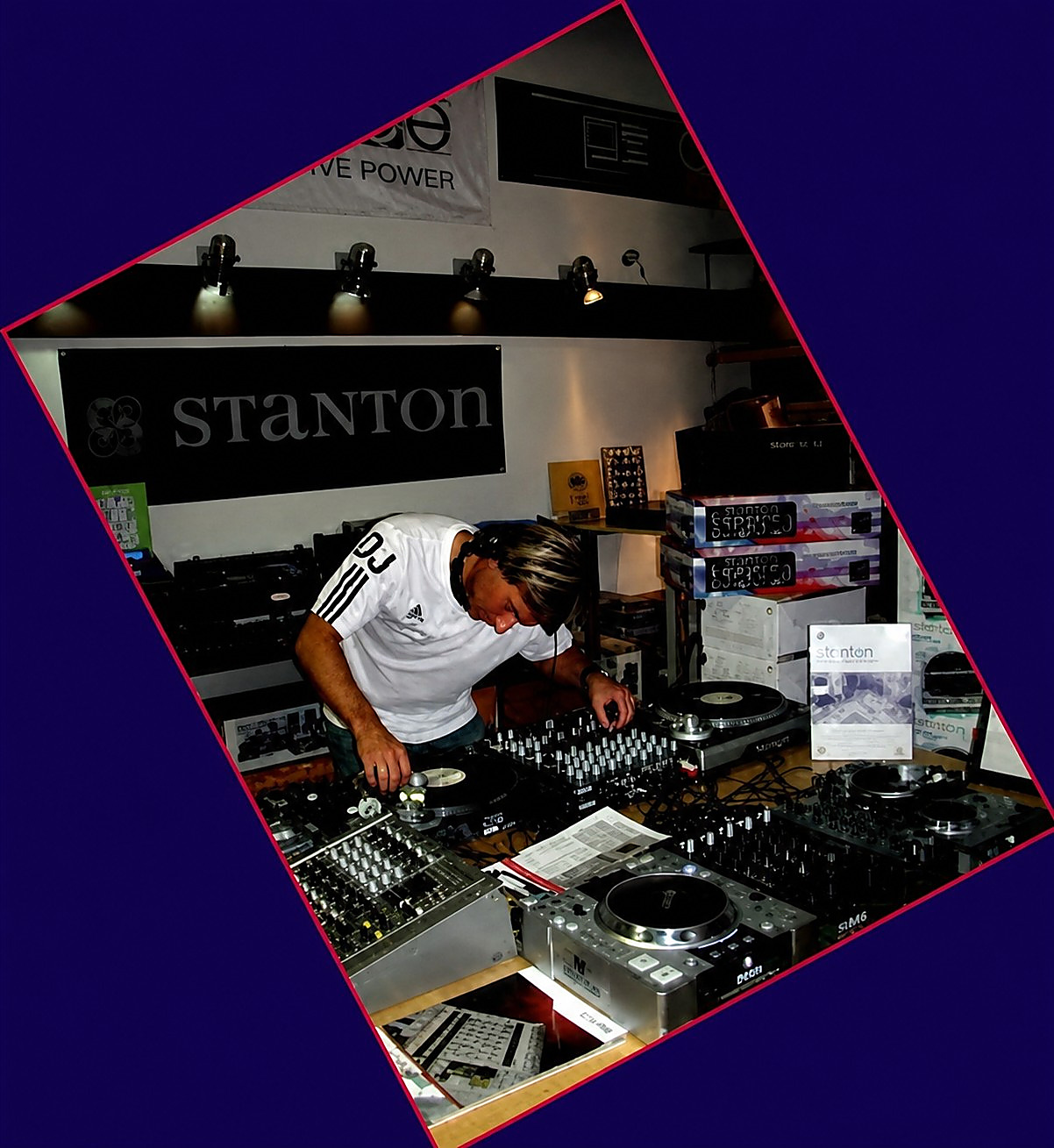 DJ bei der Arbeit mit Technik und Plattenspielern