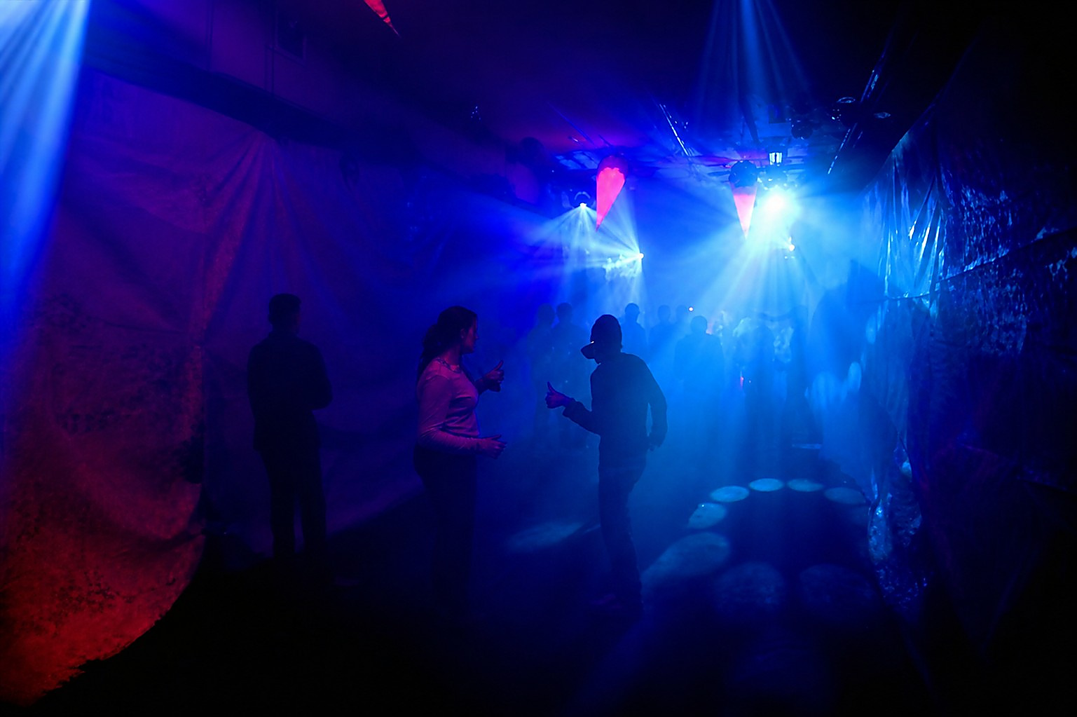 Musiktunnel mit farbiger Lichttechnik