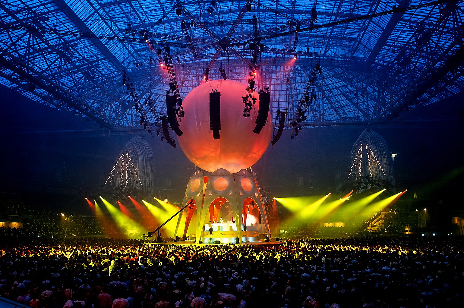 Aufbereitete Festivalarena mit orangefarbener Bühneninstallation