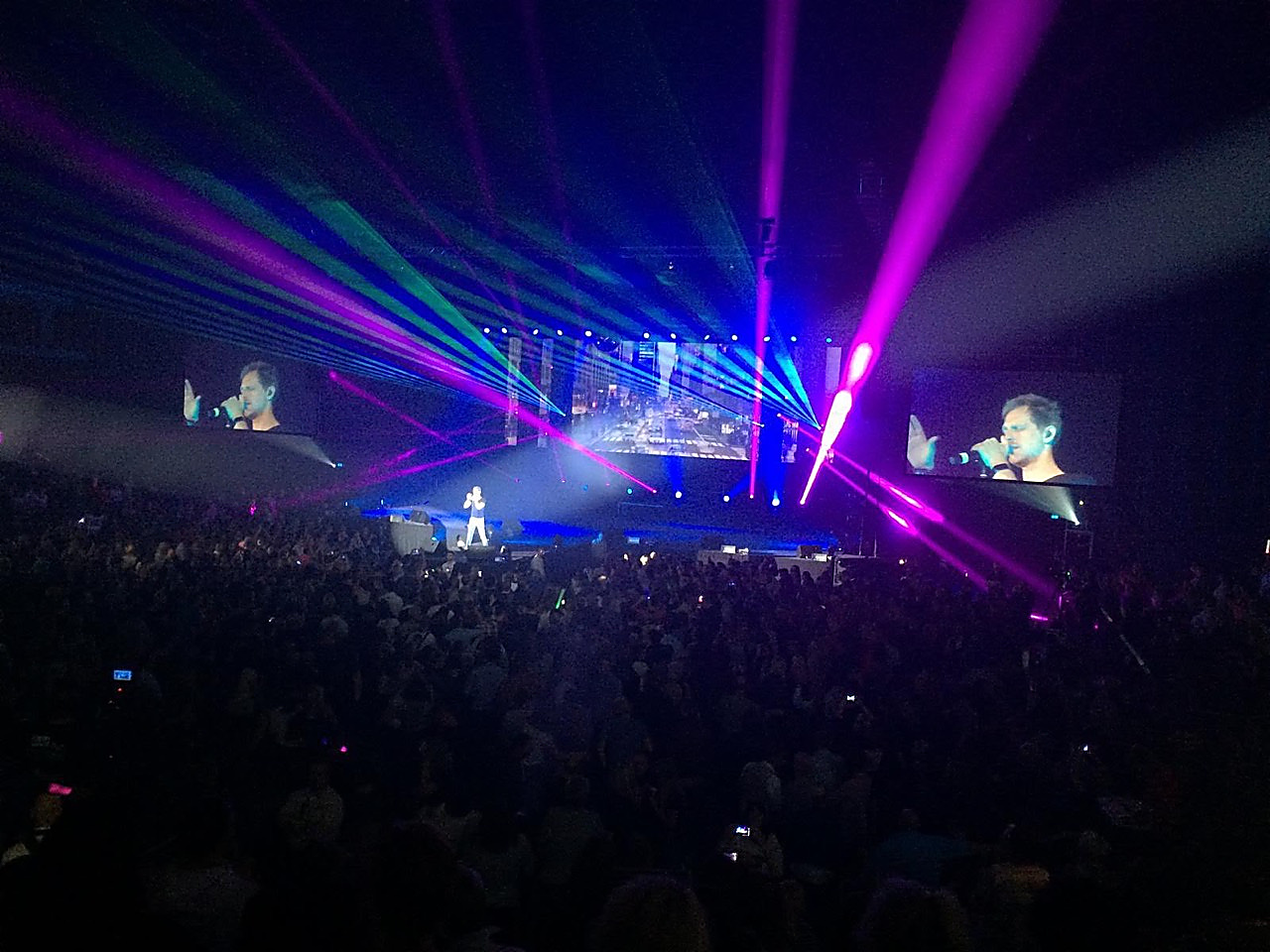 Konzertarena mit farbiger Lasershow
