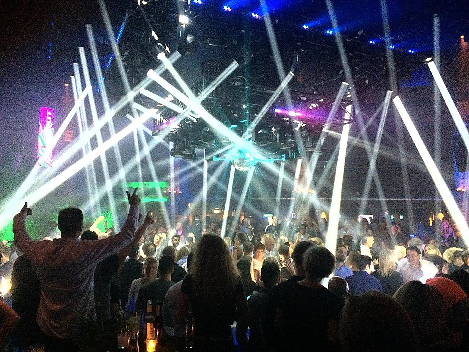 Clubnacht mit dynamischer Lichtshow und Publikum