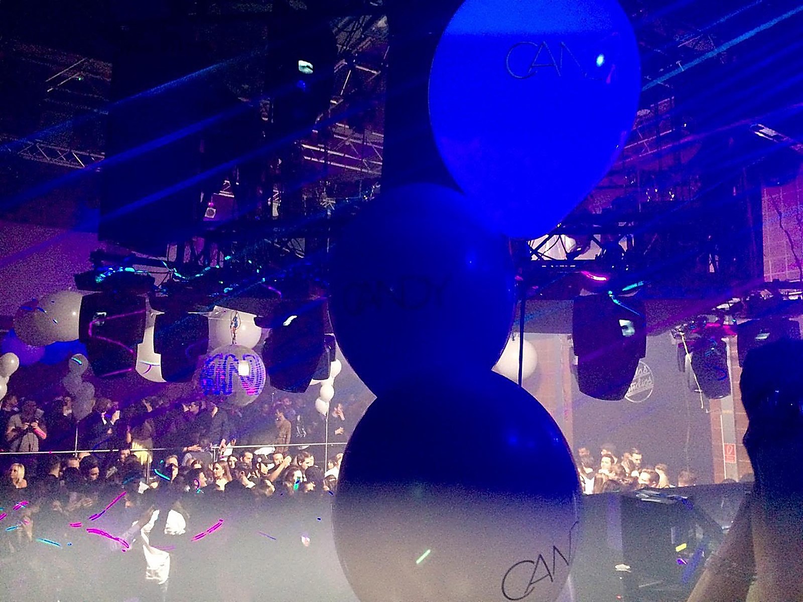Moving Heads und Lichttechnik über einem Club-Event