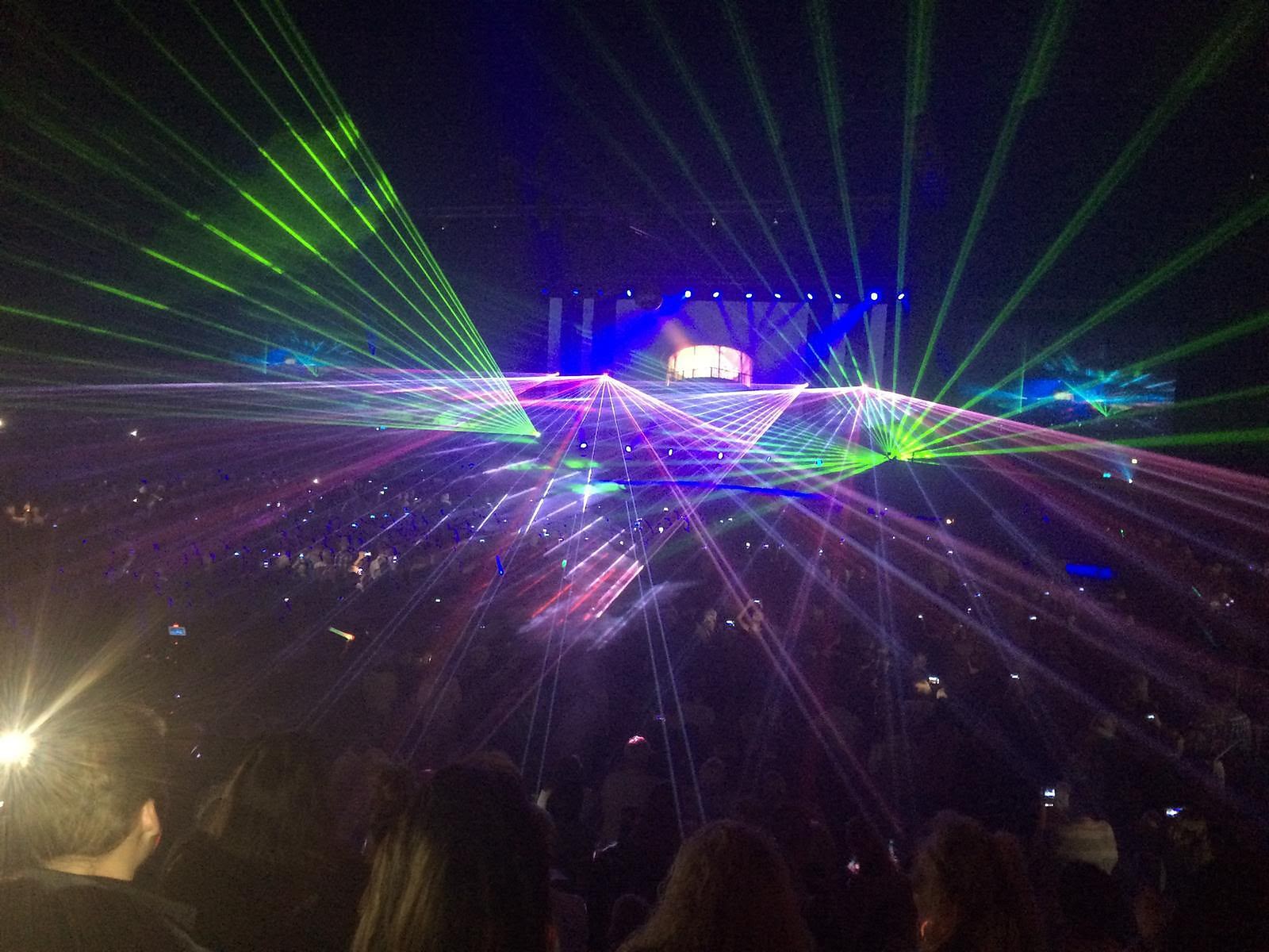 Große Lasershow vor Publikum
