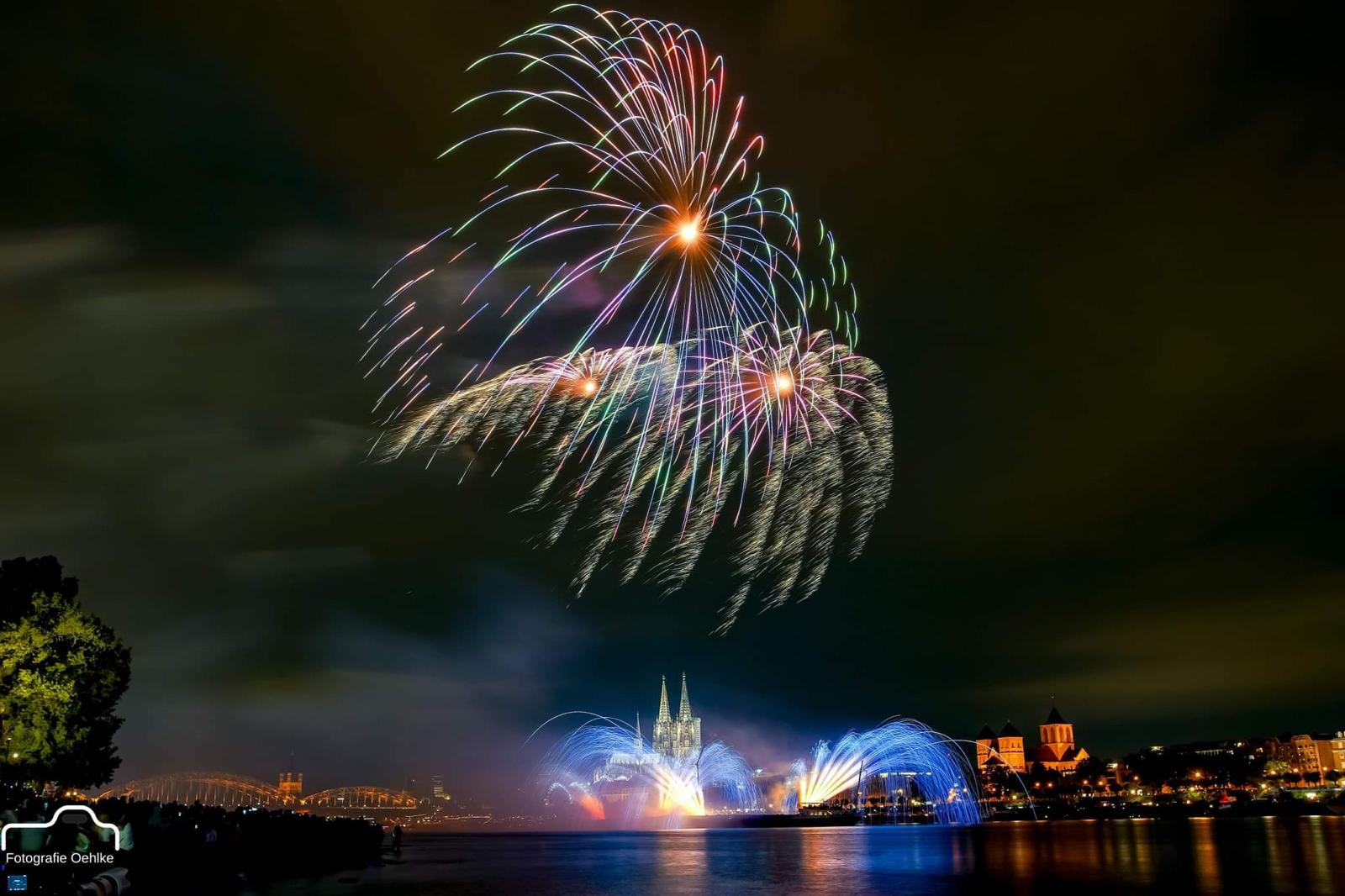Feuerwerk über dem Kölner Dom