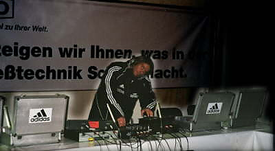 DJ Manni beim Auflegen