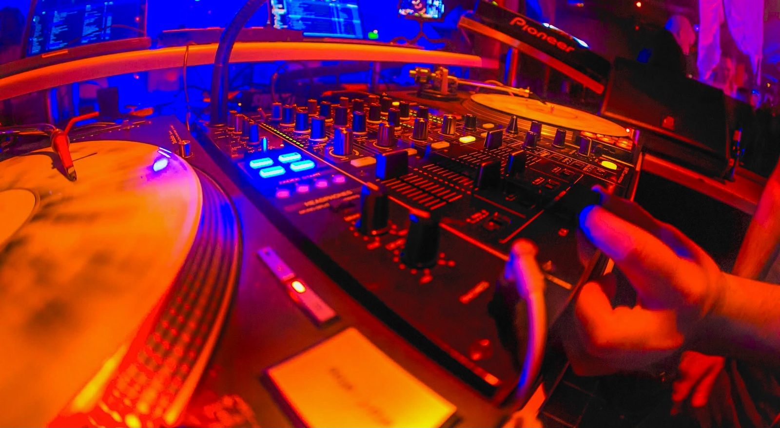 Pioneer DJ-Mixer und Plattenspieler im Einsatz bei einem Club-Event